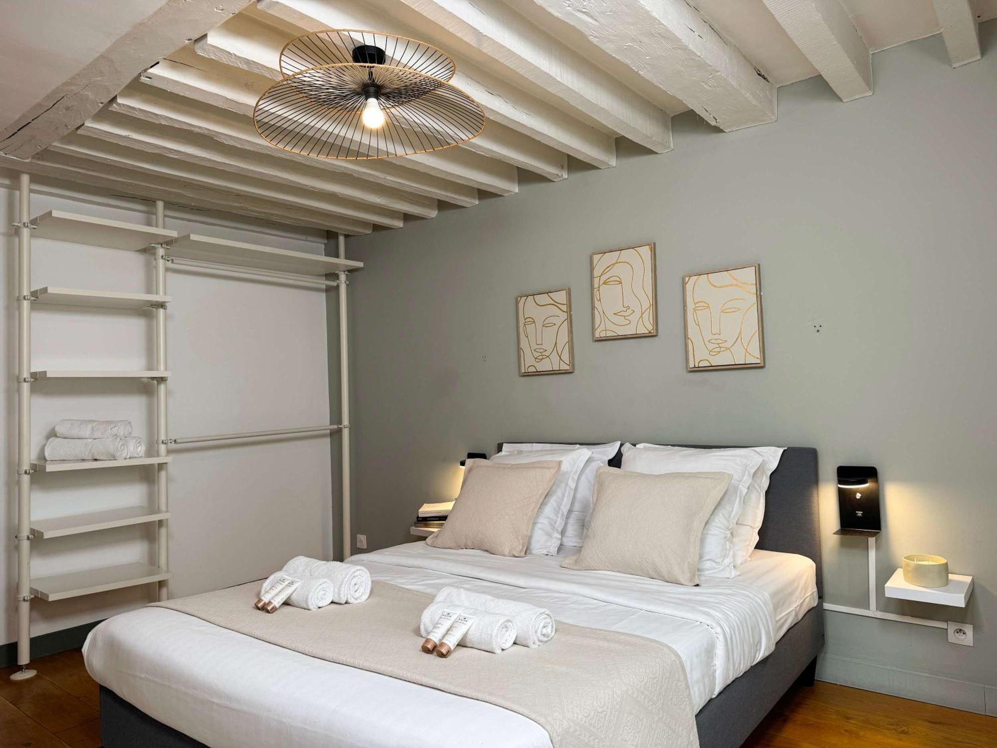 Apartment Unique Authentic In Le Marais Paris