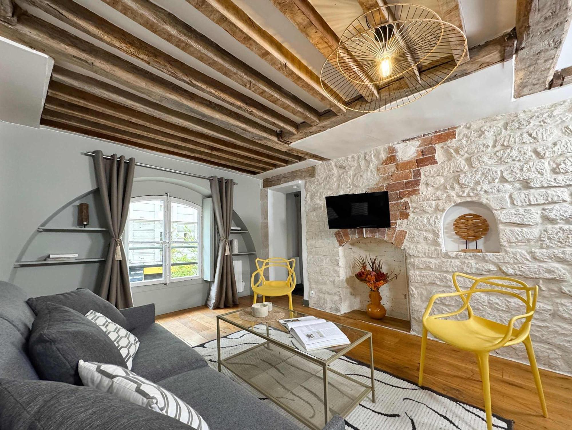 Unique Authentic In Le Marais Apartment